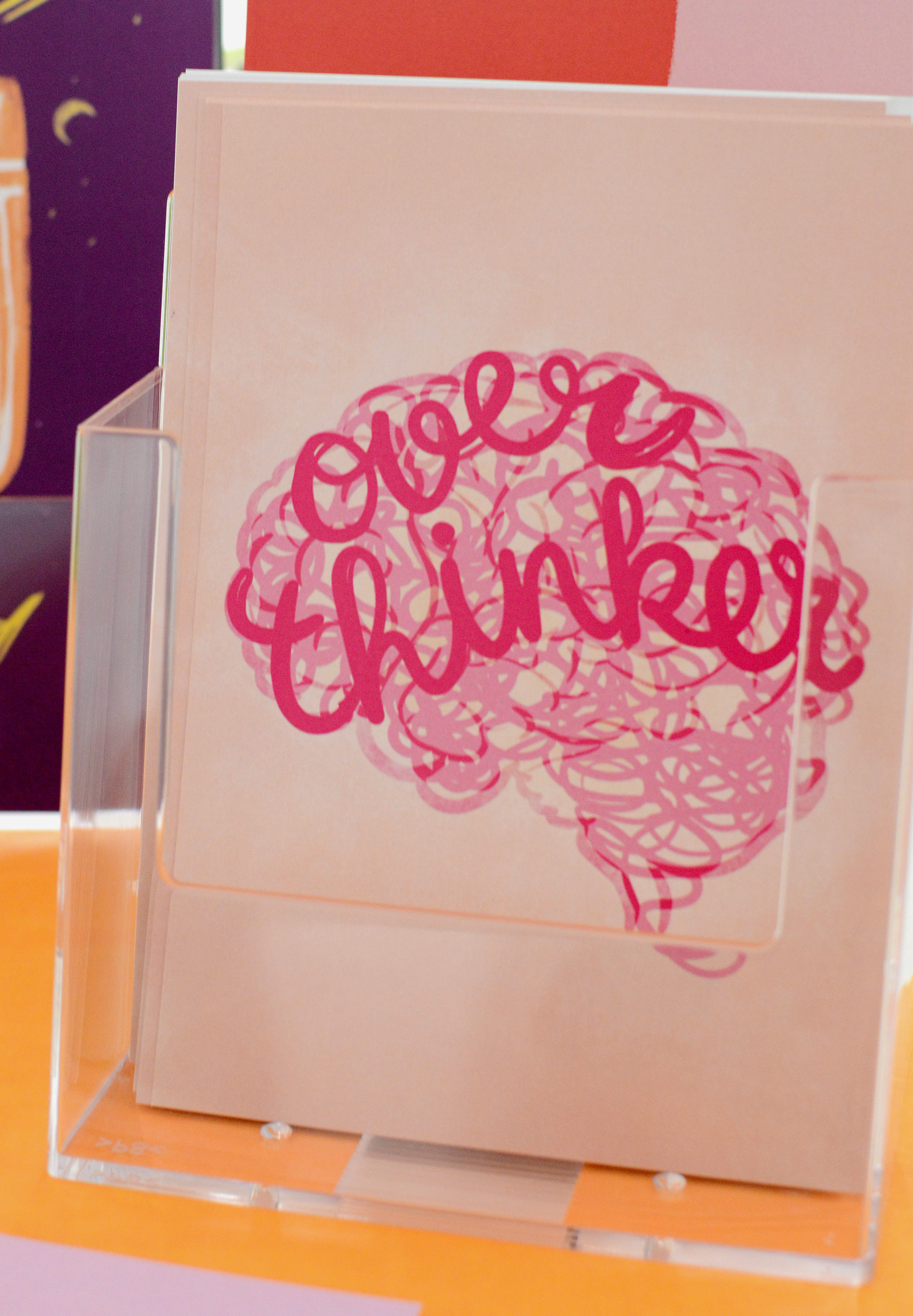 Illustration "Overthinker" dans un présentoir, photo plus zoomée