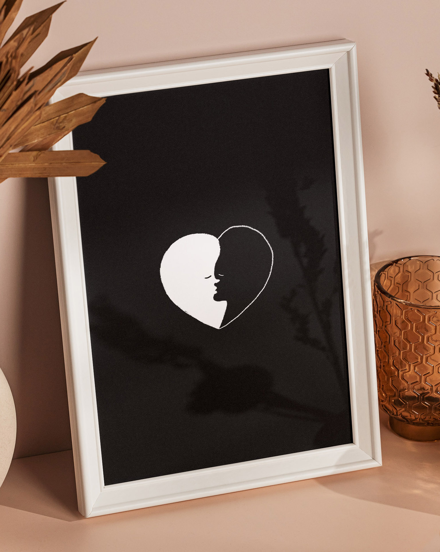 Illustration "Yin Yang love" encadrée et posée sur une table déco