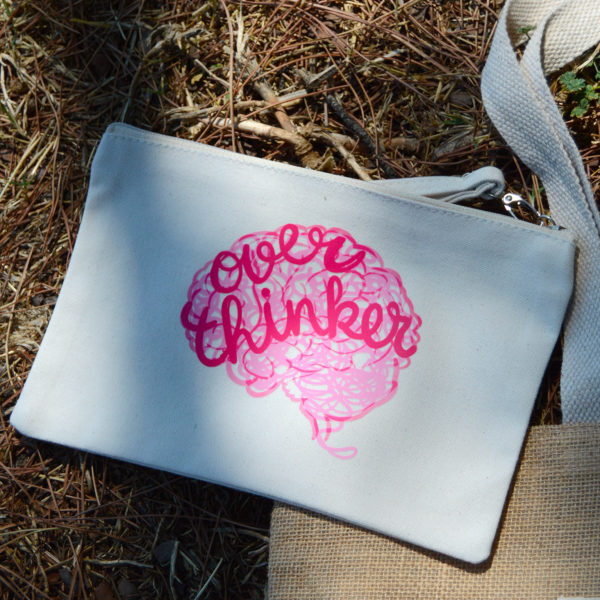 Trousse illustrée "Overthinker", vue de face à plat