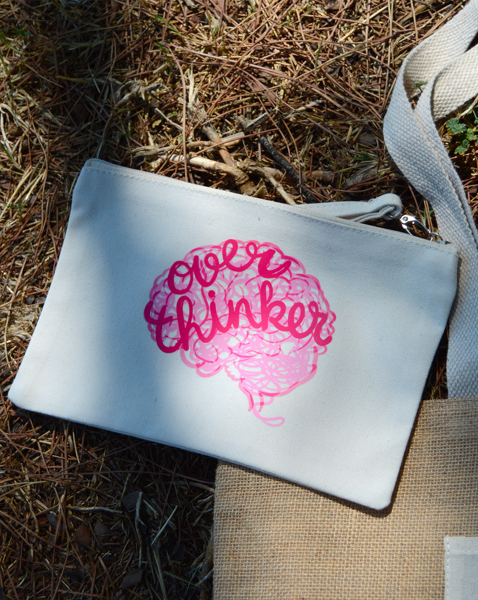 Trousse illustrée "Overthinker", vue de face à plat