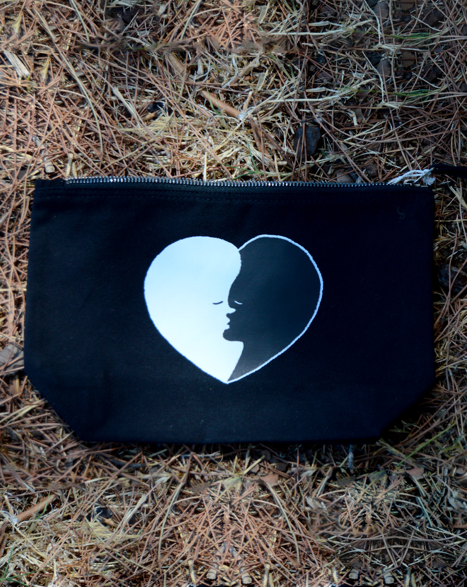 Trousse illustrée "Yin yang love", vue de face à plat