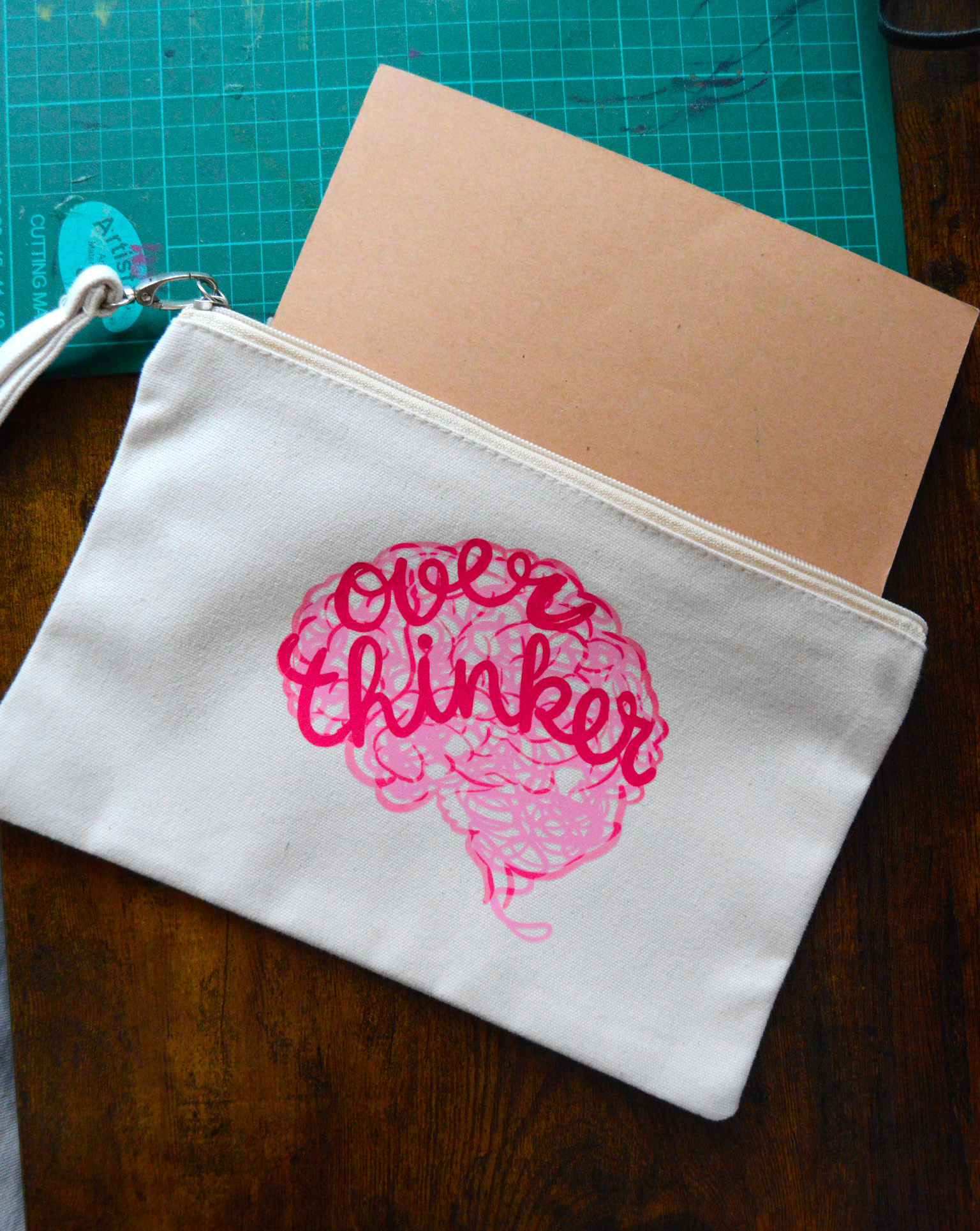 Trousse illustrée "Overthinker" en situation, format pratique du quotidien