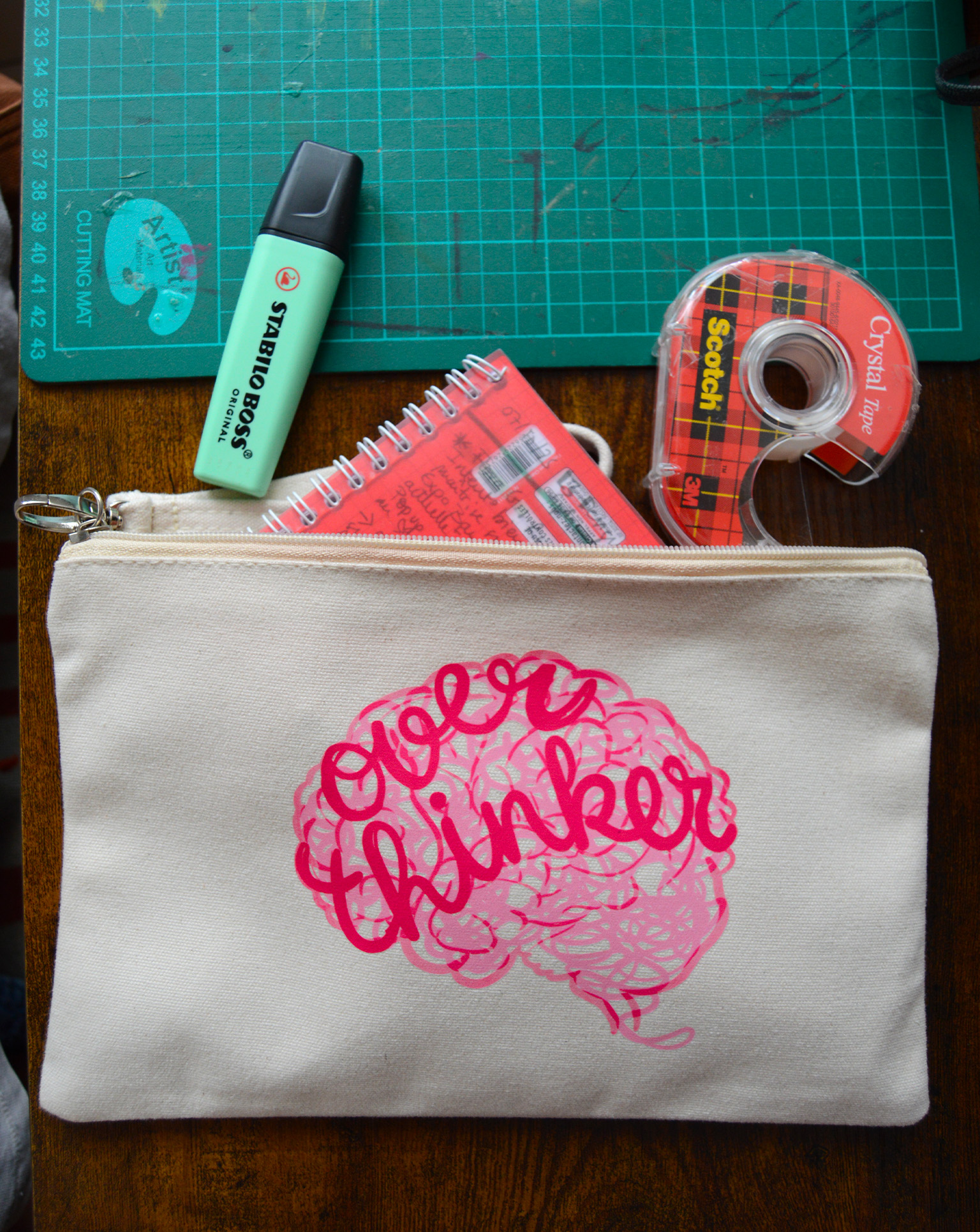 Trousse illustrée "Overthinker" en situation, format pratique du quotidien